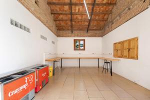 a room with a table and chairs in it at Masa La Bomba in El Masnou