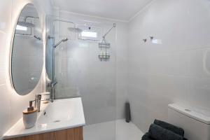 a white bathroom with a sink and a mirror at El Rinconcito De Niña in Tijoco de Abajo +22 photos