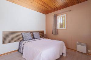 a bedroom with a white bed and a window at Gîte dels Ocells in Camélas +26 photos