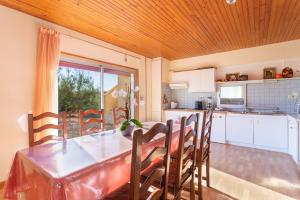 a kitchen and dining room with a table and chairs at Gîte dels Ocells in Camélas