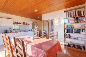 a kitchen and dining room with a table and chairs at Gîte dels Ocells in Camélas