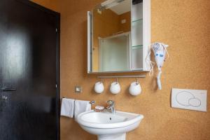 a bathroom with a sink and a mirror at Studio Colline di Bardolino in Bardolino
