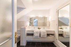 a white bathroom with two sinks and a mirror at Casa Rural Cantueso 1 in La Matilla +24 photos