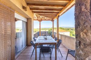 a table and chairs on the balcony of a house at Casa Rural Cantueso 1 in La Matilla