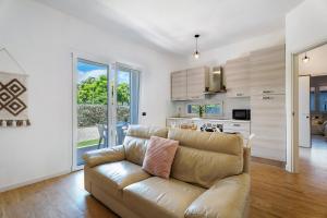 a living room with a couch and a kitchen at Villa Lilia in Arona