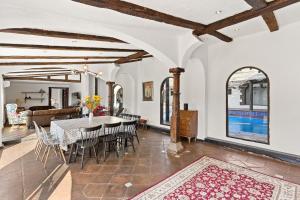 a dining room with a table and chairs at Costa del Sol Retreat - 17 personas in Mijas