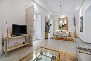 a living room with a tv and a table at Piso con Encanto in Cádiz