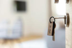 a padlock hanging from a door handle at Appartment Hofer Room Bergnest in Villabassa