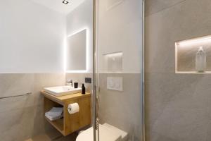 a bathroom with a shower and a toilet and a sink at Appartment Hofer Room Bergnest in Villabassa