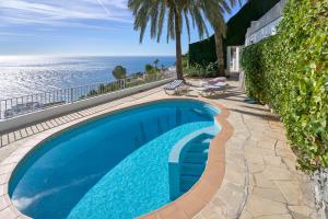 a swimming pool with a view of the ocean at El Nido in Almuñécar