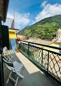 a balcony with a chair and a view of a mountain at La Terrazza di Vernazza in Vernazza