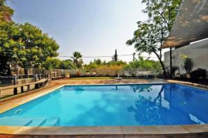 a swimming pool in the backyard of a house at וילה levi in Chorazim