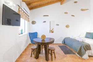 a living room with a table and a couch at Herdade Vale de Gaios in Odemira