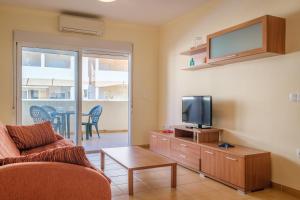 a living room with a couch and a flat screen tv at Playasol in Vinarós