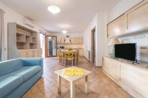 a living room with a blue couch and a table at Girasole 2 in Pula
