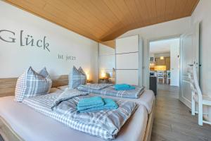two twin beds in a room with at Ferien Im Vierth in Buchholz