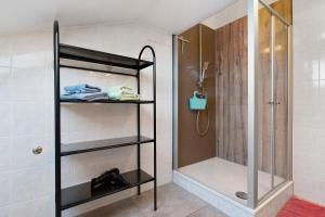 a bathroom with a shower and a walk in shower at Obst- Und Ferienhof Brudy in Appenweier +115 photos