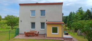 a small house with a table and a patio at Zur Schmiede in Hasselförde