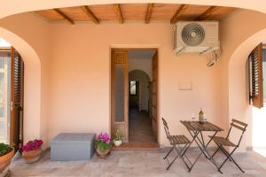 a living room with a table and chairs and a room at Al posto giusto - appartamento Sole in Riotorto