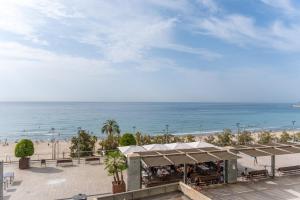 a restaurant on the beach with the ocean in the background at Topete Alicante in Alicante