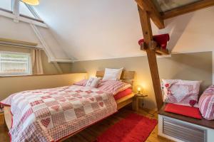 a bedroom with a bunk bed and a red rug at Chalet Kunterbunt in Langenwetzendorf