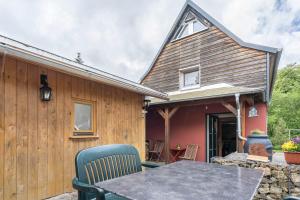 a patio with a table and chairs in front of a house at Chalet Kunterbunt in Langenwetzendorf