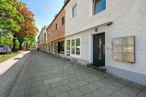 an empty sidewalk next to a building at Ferienwohnung in München Eg in Munich