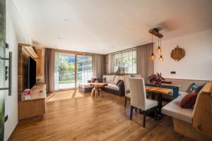 a living room with a couch and a table at Chalet Riad in Saltusio