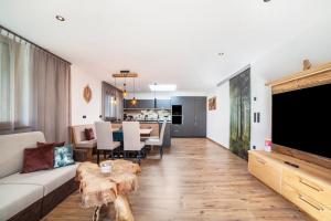 a living room with a couch and a table at Chalet Riad in Saltusio