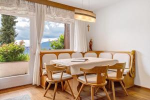a dining room with a table and chairs and a window at Apartment Stuflesser in Laion