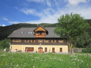 una gran casa de madera con techo de gambrel en Gut Neusess en Mauterndorf