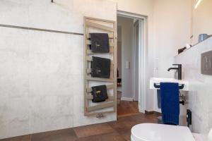 ein Badezimmer mit Toilette und Waschbecken in der Unterkunft Café Wasserturm Cuxhaven in Cuxhaven + 43 Fotos