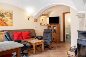 a living room with a couch and chairs and a table at Ferienwohnung Ahrens in Ehrenberg