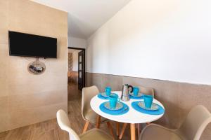 a dining room with a white table and chairs at Nido in Níjar