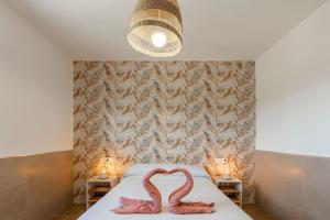 a bedroom with two pink flamingos on a bed at Nido in Níjar