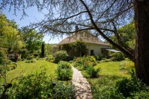 a garden in front of a house at Maison d'hôtes, Calme et Piscine in Habas