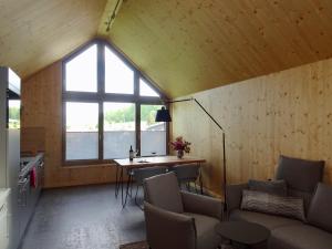 a room with a table and chairs and a window at Alte Tischlerei Engelsbach in Georgenthal