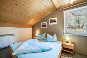 a bedroom with two beds and a window at Lingerhof Arnika in Meltina