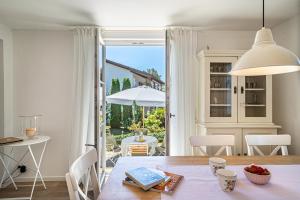 a kitchen and dining room with a table and a view of a patio at Ferienhaus Immenstaad in Immenstaad am Bodensee