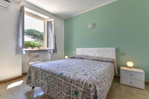 a bedroom with a bed and a window at Il Quadrifoglio 2 in Procchio