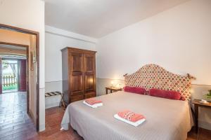 a bedroom with a bed with two towels on it at Podere del Pereto Bio- 203 in Rapolano Terme