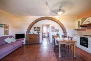 an archway in a living room with a couch and a table at Podere del Pereto Bio- 203 in Rapolano Terme +15 photos