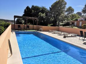 a swimming pool with chaise lounge chairs next to a fence at Shakti Rio Mino in San Bartolomé