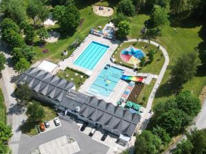 an overhead view of a swimming pool in a park at Haus Erichsen in Perlesreut