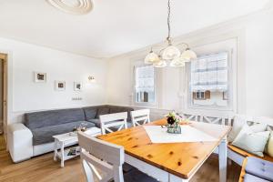 a living room with a dining room table and a couch at Am Döttelbach in Bad Peterstal-Griesbach