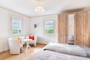 a bedroom with a bed and a table and chairs at Am Döttelbach in Bad Peterstal-Griesbach