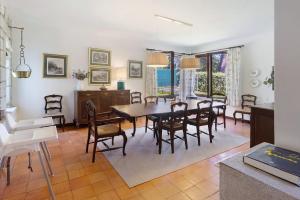 a dining room with a table and chairs at Casa de Santo António Moledo in Moledo