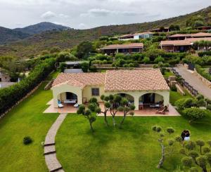 an aerial view of a house with a green yard at San Teodoro Villa Nina Costa Caddu in San Teodoro