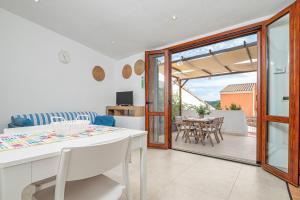 a kitchen and dining room with a table and chairs at Villa Poldina in Budoni