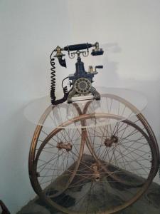 an old phone on a bike with a wheel at Casa de Canelas - Refugio Terroir in Açoreira
